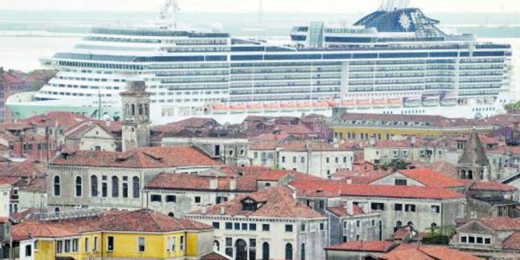 El debate sobre el turismo de cruceros atraca en València