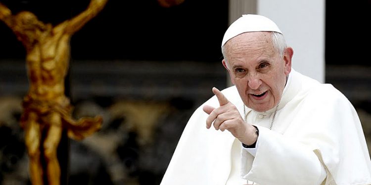 El papa Francisco regresa a El Vaticano tras ser operado; le extirparon medio colón