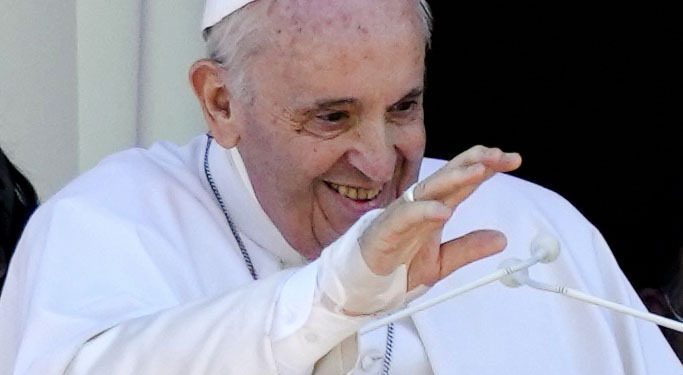 El papa sale de hospital tras su operación
