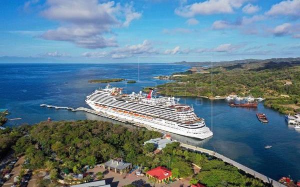 El primer crucero desde la pandemia atraca en Honduras con 3.000 turistas
