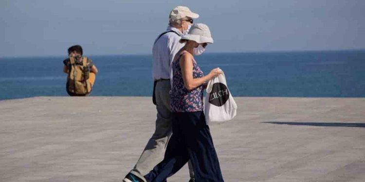 Dos personas haciendo turismo durante un viaje del Imserso | EP