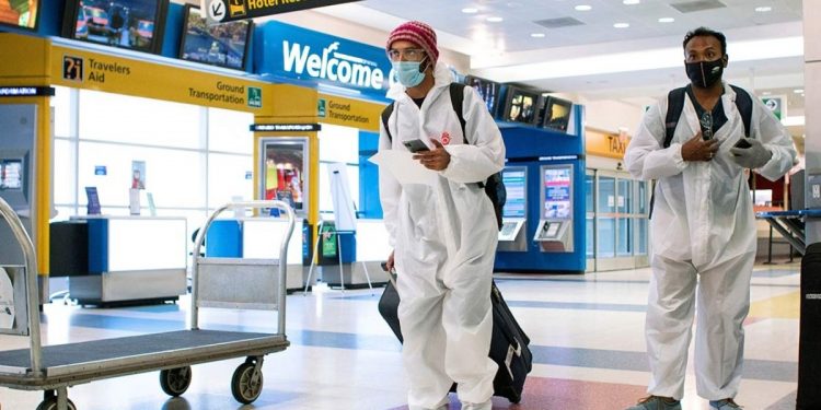 Estados Unidos mantendrá restricciones a viajes internacionales por variante Delta de Covid-19