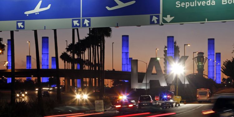 Estados Unidos mantendrá restricciones para viajes internacionales