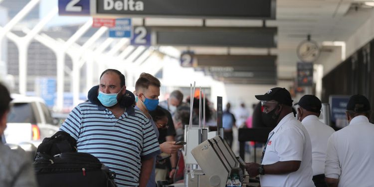 Estados Unidos mantiene las restricciones de viaje debido al aumento en los casos de coronavirus por la variante delta