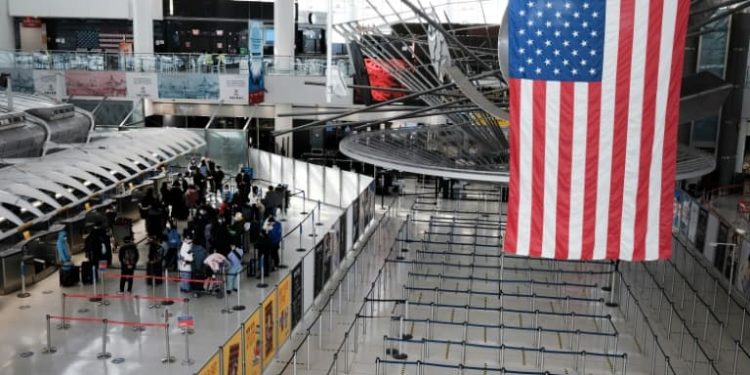 Estados Unidos mantiene restricciones a los viajes internacionales