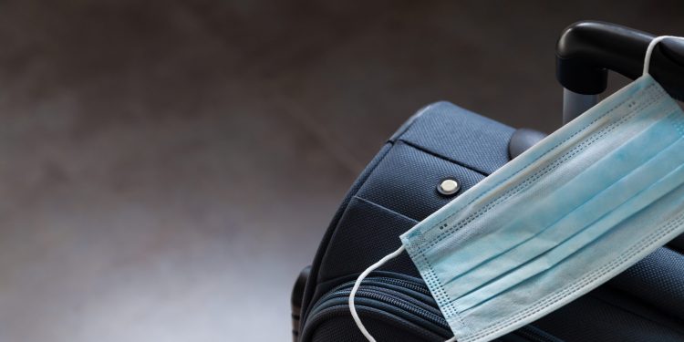 Estados Unidos mantiene restricciones en viajes internacionales por aumento de casos de COVID-19