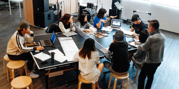 Estos son 10 trabajos disponibles para hispanohablantes en California en estos momentos