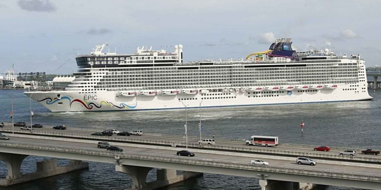 Florida: Corte bloquea fallo de juez sobre cruceros
