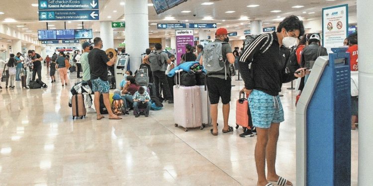 Flujos de turistas foráneos aceleran en mayo a máximo de 13 meses