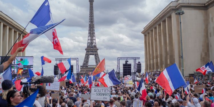 Parlamento de Francia aprueba pase especial para vacunados