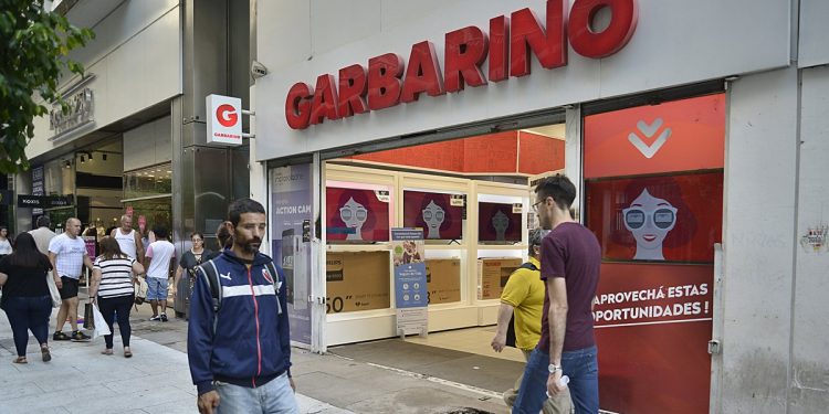 Garbarino en crisis: se frustró la venta, no pagan sueldos y temen que los empleados empiecen a llevarse la mercadería