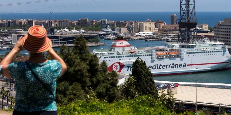 Foto: Una turista en el Puerto de Barcelona. (EFE)