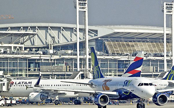 Gobierno autorizó casi 60 mil viajes al extranjero con las fronteras cerradas