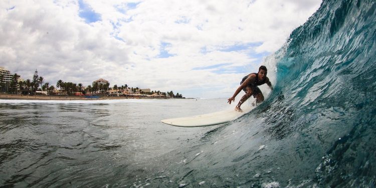 Los surf camps cada vez estn ms de moda las nuevas generaciones de surfers adoran viajar por el mundo de un campamento a...