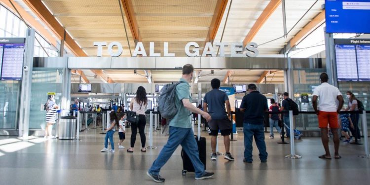 Herramienta de los CDC muestra el riesgo de COVID al viajar al extranjero