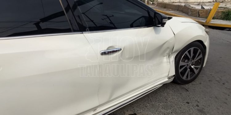 Hoy Tamaulipas - Tamaulipas Provoca conductora choque en crucero de Nuevo Laredo