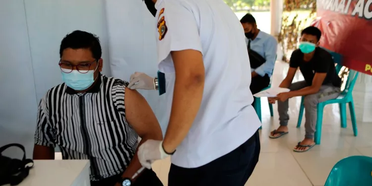 Indonesia extiende las restricciones en su peor brote de la covid-19