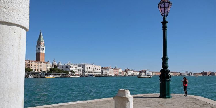 Italia prohíbe a grandes cruceros navegar cerca de Venecia