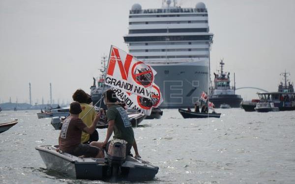 Italia prohíbe desde agosto el paso de grandes barcos frente a Venecia
