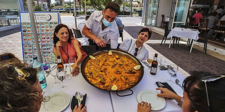 La C. Valenciana recupera empleo hostelero cinco veces más rápido que Madrid