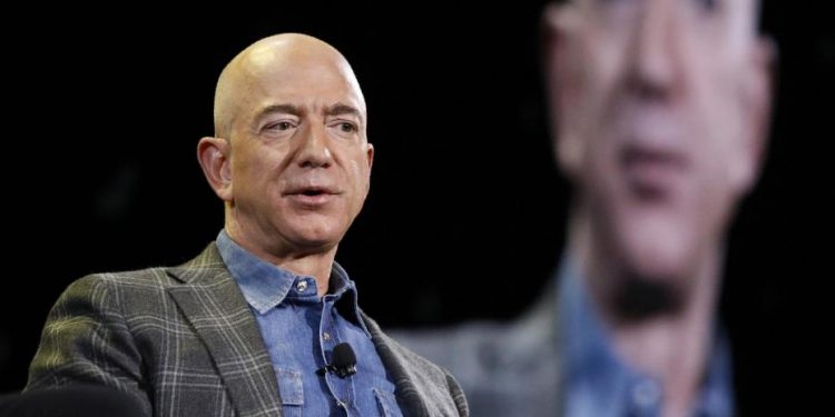 Más de 60.000 firmantes piden que Bezos no vuelva a la Tierra