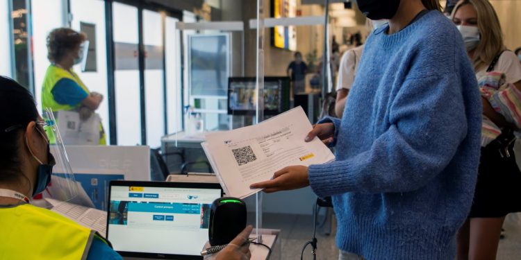 La OMT dice que las vacunas y las soluciones digitales reducirán las restricciones de viajes