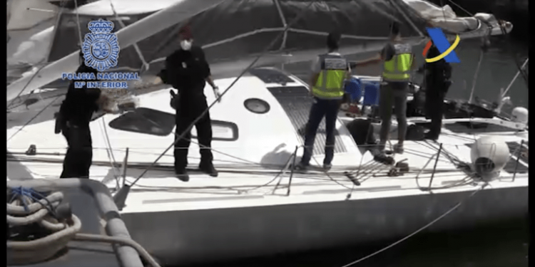 La Policía aborda un moderno velero en medio del Atlántico