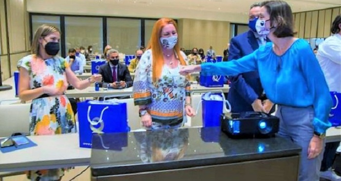 La ministra de Turismo entrega a Salobreña las banderas de calidad de sus playas