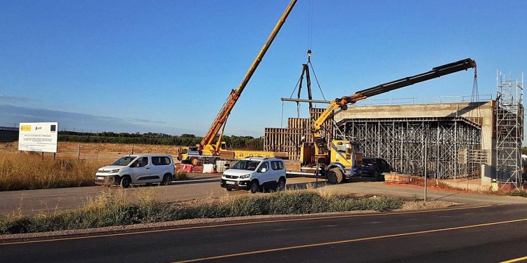 Estructura que se está construyendo dentro de las obras del baipás de Almodóvar.