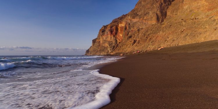 Las 10 mejores playas del mundo para descansar, broncearte y hacer deporte están en las Islas Canarias