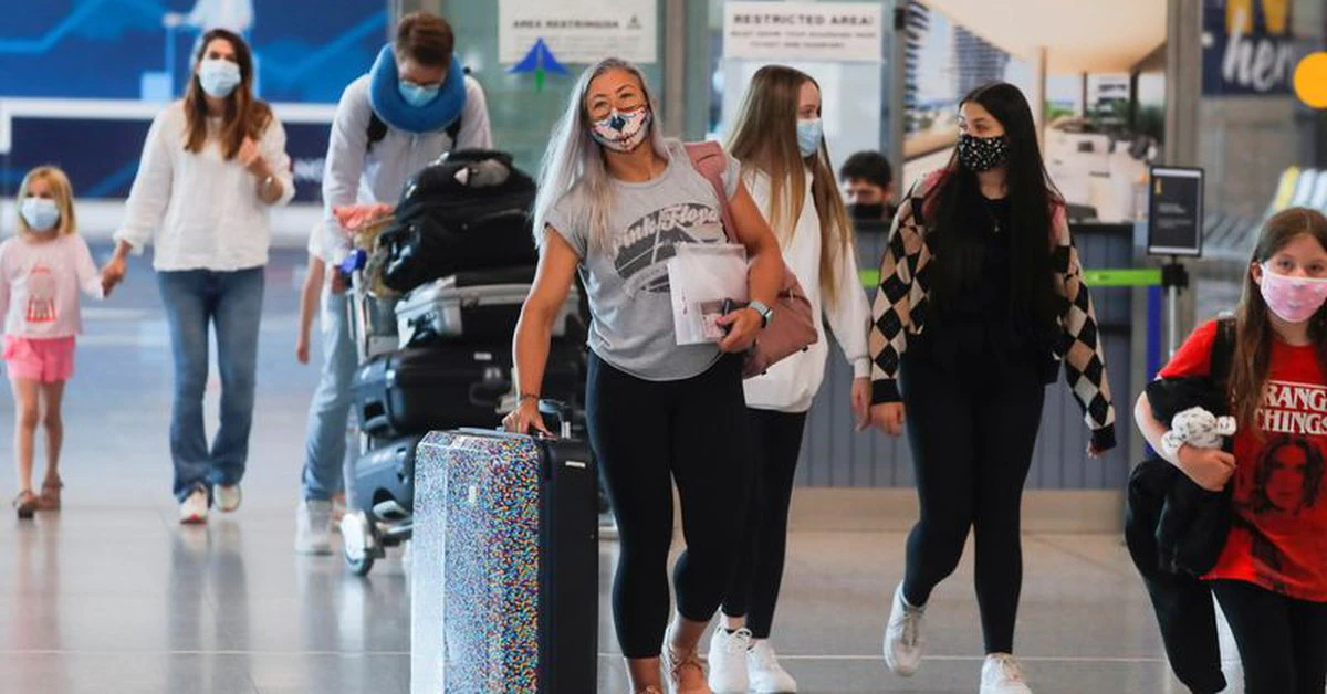 Las aerolíneas caen por los vaivenes británicos en las normas de viajes