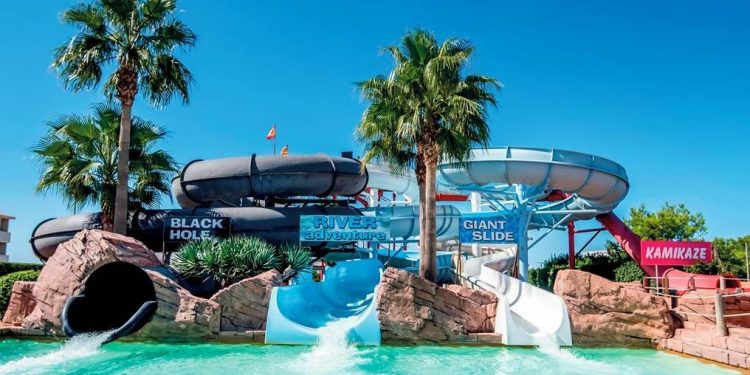Un hotel con parque acuático como Globales Binimar garantiza diversión para los niños