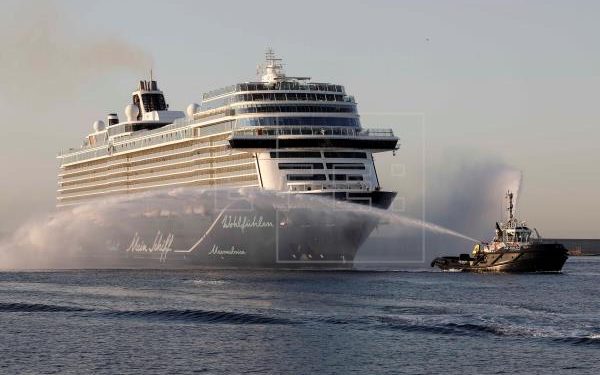 Llega a Valencia el barco 'Mein Schiff 2', el primer crucero en 15 meses