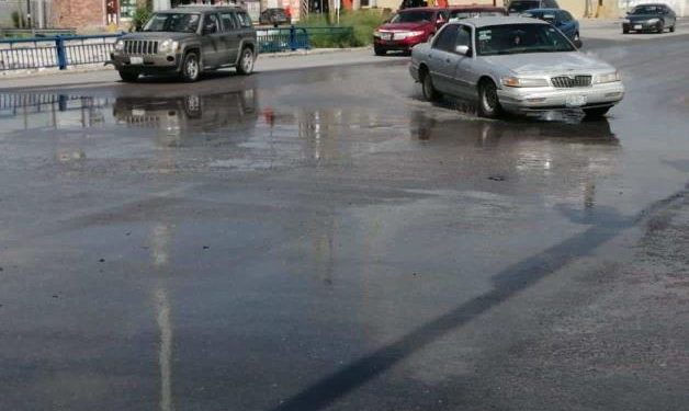 Llega fuga de agua a transitado crucero