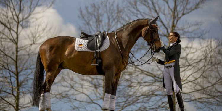 La amazona española Beatriz Ferrer Salat posa con su caballo Elegance durante un reportaje con AS.