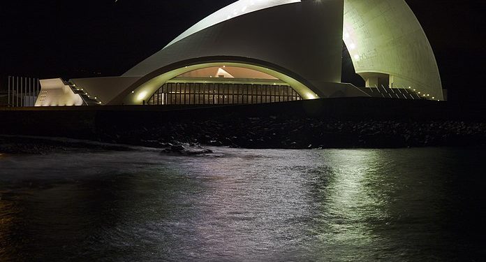El auditorio de noche junto al mar. / Diego Delso. / Wikipedia