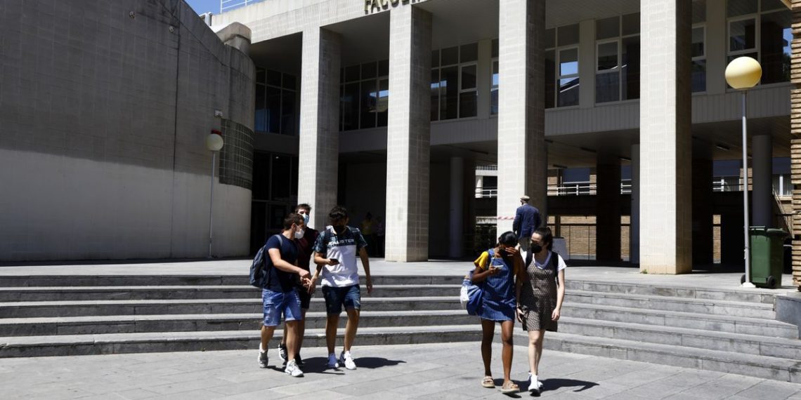 Estudiantes recién salidos del primer examen de la Evau, este lunes.
