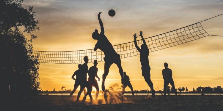 Los mejores deportes para practicar este verano con tus amigos al aire libre: del snorkeling al voley playa pasando por el running