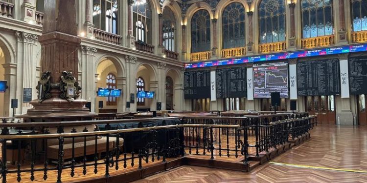 Los valores ligados al turismo caen con fuerza en la apertura de la sesión
