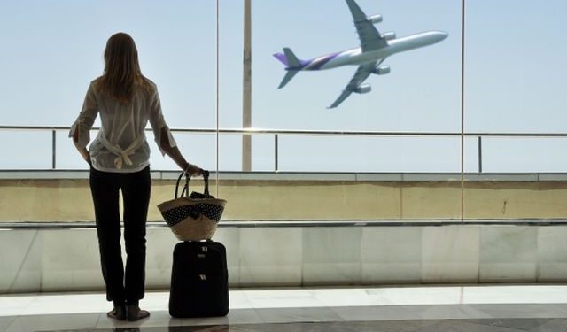 Los viajes internacionales en suspenso en gran parte a pesar del repunte de mayo - Spanish Version