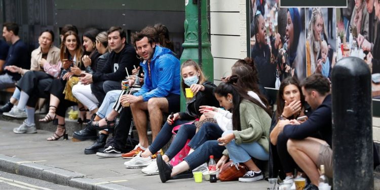 Los viajes y las reuniones con amigos son el principal foco de contagios por coronavirus en la quinta ola