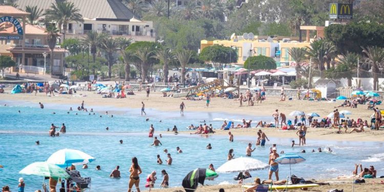 Ante las elevadas temperaturas, tinerfeños y turistas no se resistieron de acudir a la playa, como en la playa Las Vistas, en Arona. Sergio Méndez
