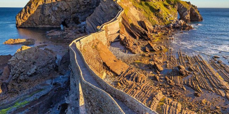 Vistas del Gaztelugatxe, un islote en medio de la naturaleza de la localidad vizcaína de Bermeo en el País Vasco, España / Foto: Julius Silver - Pixabay