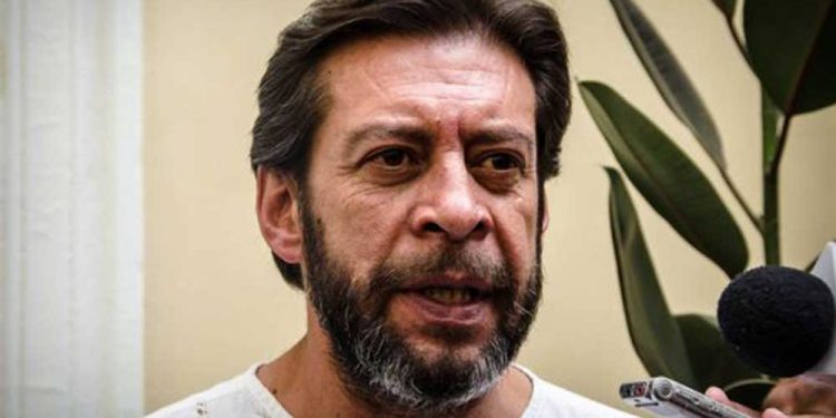 Mendoza emplaza a CC para disculparse por presuntos viajes irregulares; advierte con querella