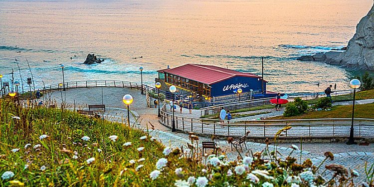 Mesas en la Costa Vasca