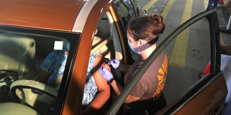 Mexicanos hacen más de 905 mil viajes entre marzo y mayo para vacunarse contra la COVID-19 en EU