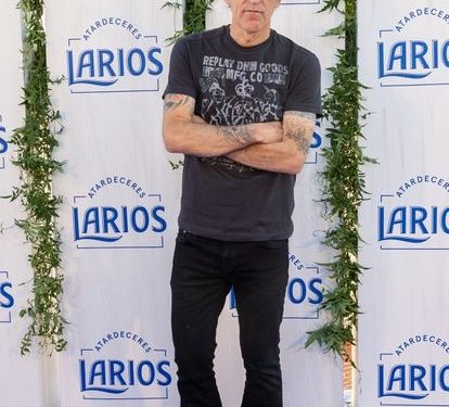 Mikel Erentxun posa en el photocall del evnto Atardeceres Larios, en Málaga, donde tocará el domingo y el lunes.