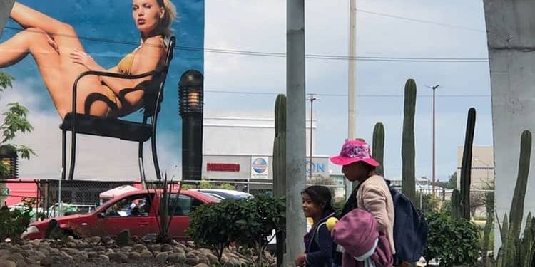 Mujeres indígenas hacen malabares para sobrevivir en cruceros de León