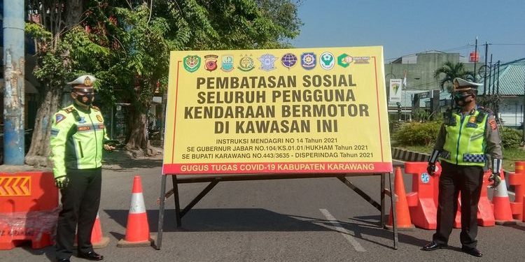 Durante el PPKM de emergencia, la policía aplicó una trampa de ingeniería a Jalan Ahmed Yani en el semáforo de RMK y a Jalan Dubarev en la rotonda del mega centro comercial.
