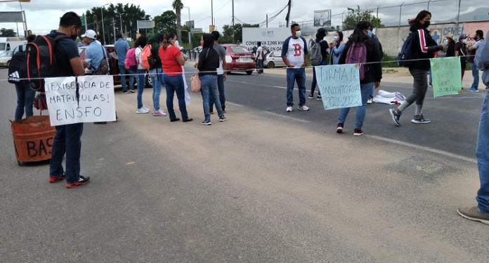 Normalistas sitian crucero del Aeropuerto, piden dinero